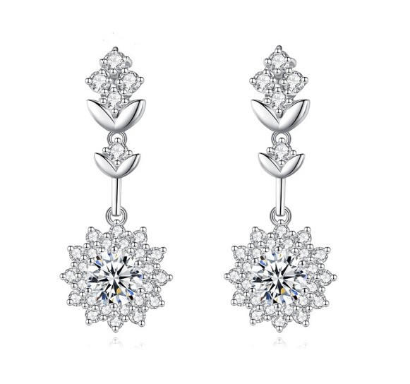 Small Fresh Simple Moissanite Earrings