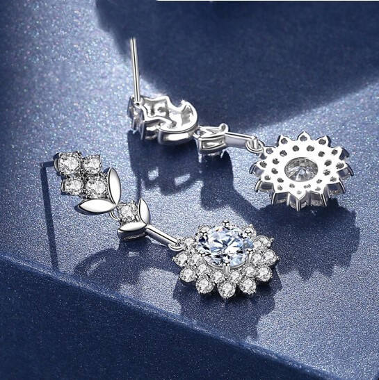 Small Fresh Simple Moissanite Earrings