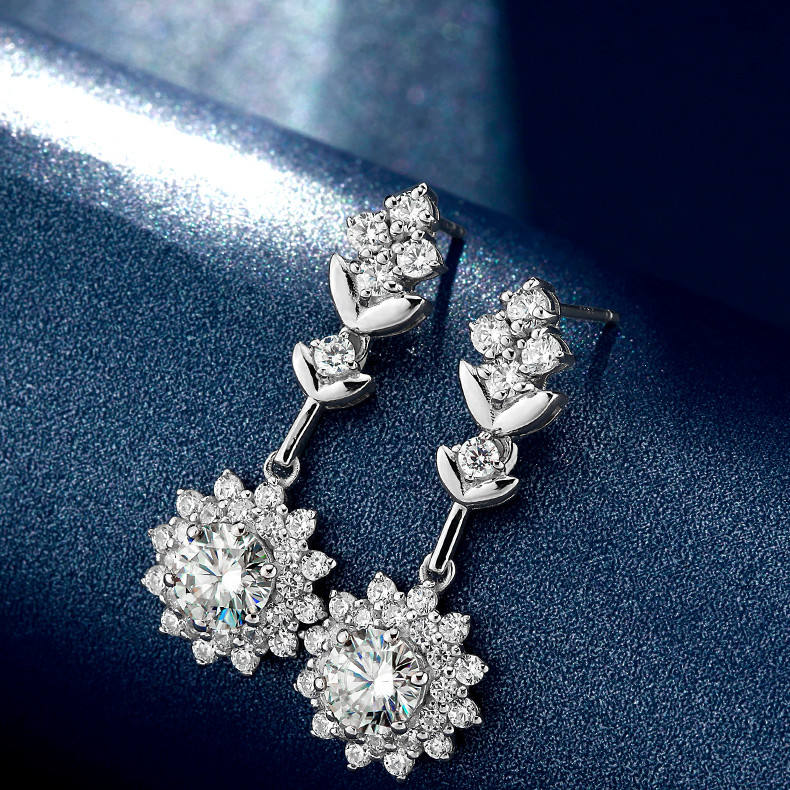 Small Fresh Simple Moissanite Earrings